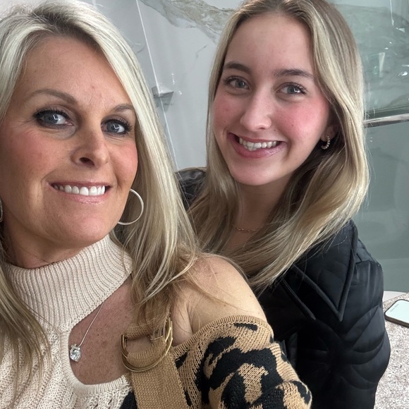 Hi! I’m Danielle! 🩷for live show notifications! - Picture 4 of 10